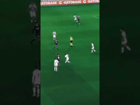 ميسي يراوغ كرستيانو رونالدو