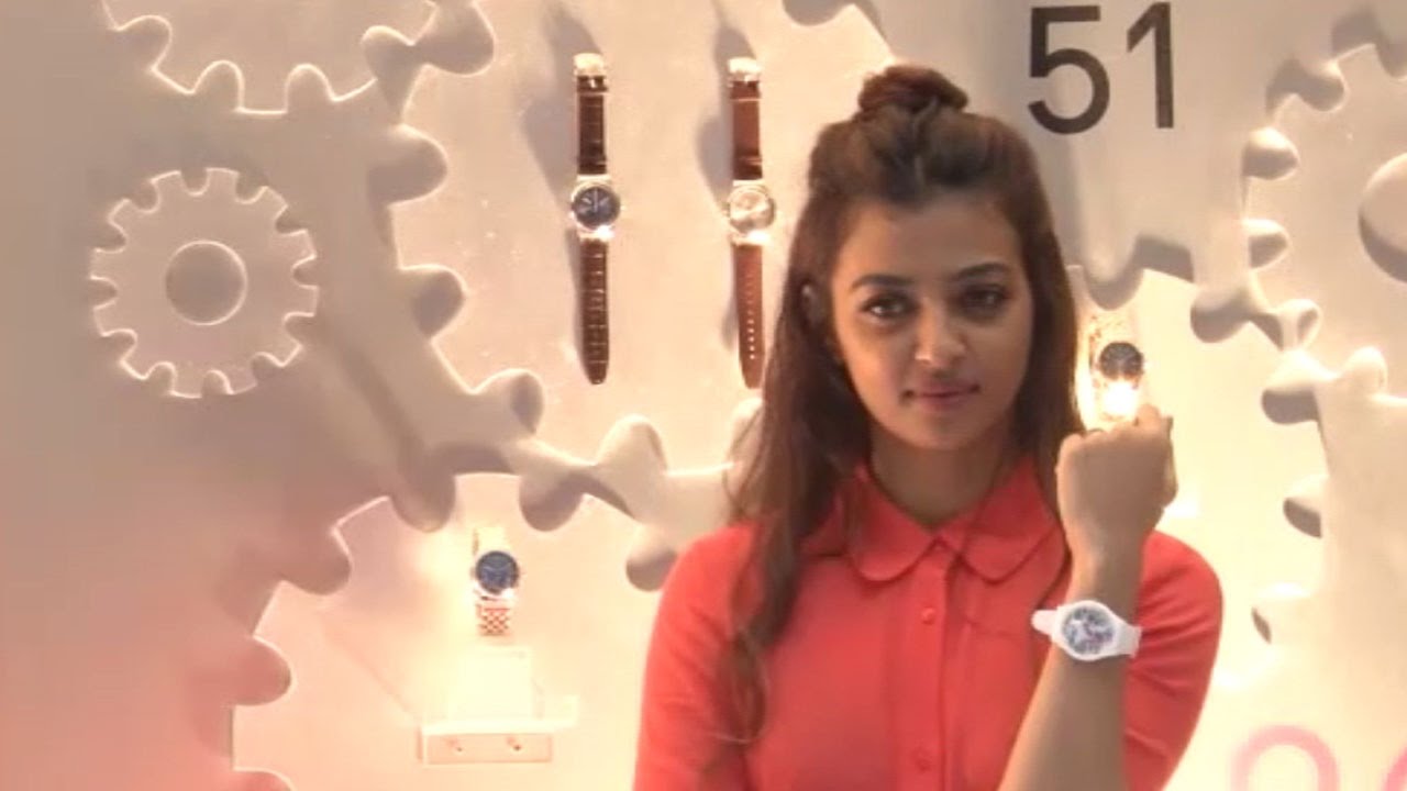 Radhika Apte Opening First Swatch Corporate Store in Mumbai | Bollywood News 2016