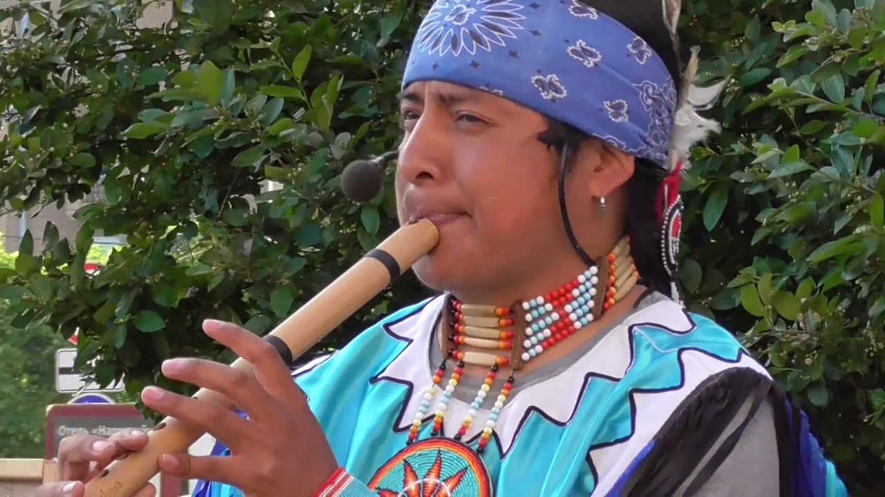Индеец музыкант. Пакарина индейцы Эквадора. Индейцы музыканты. Эквадорская флейта.