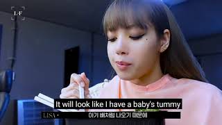 Lisa Checking Her Tummy While Eating Love Blλɔkpiиk