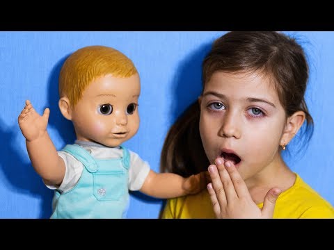 ემილია თავის ახალ თოჯინას აჭმევს, ეთამაშება და ცდილობს დაძინებას