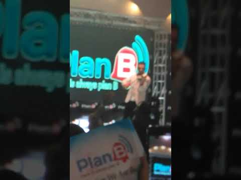 حفلة عزمي مجدي في قنة ومتفاعل الجمهور معه في عزف اغنية وحشتيني 