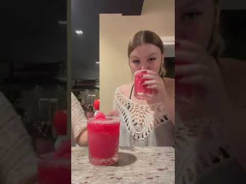 Entire Drink Spills on Girl as Her Glass Breaks on Its Own - 1502487