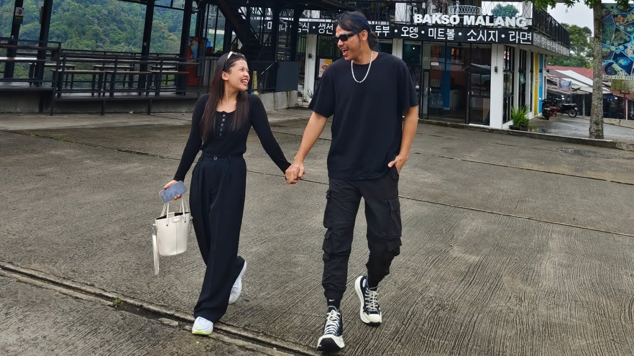 jemput wulan di bandara pagi2 buta.