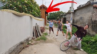 The brave hunter helped the girl catch a nest of giant snakes.