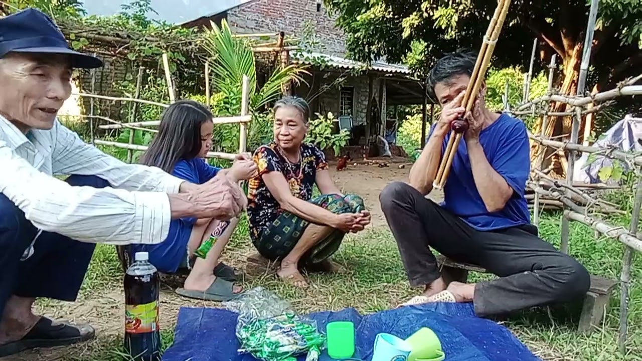 ông làm phon thổi khèn hay lắm