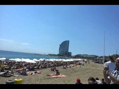 Городской популярный пляж в Барселоне - Барселонета.