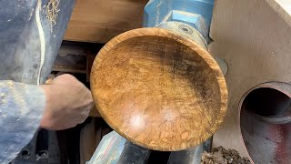 Richard Raffan turning a beaded and footed mango bowl in real time.