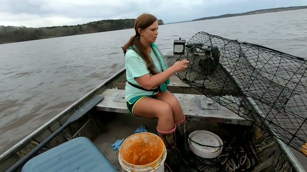 Women Catch Catfish Too!!! Net Fishing for Catfish YouTube