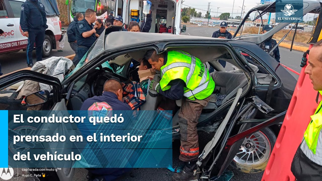Le quiso ganar al tren. Vehículo es embestido y arrastrado en avenida Central, Ecatepec