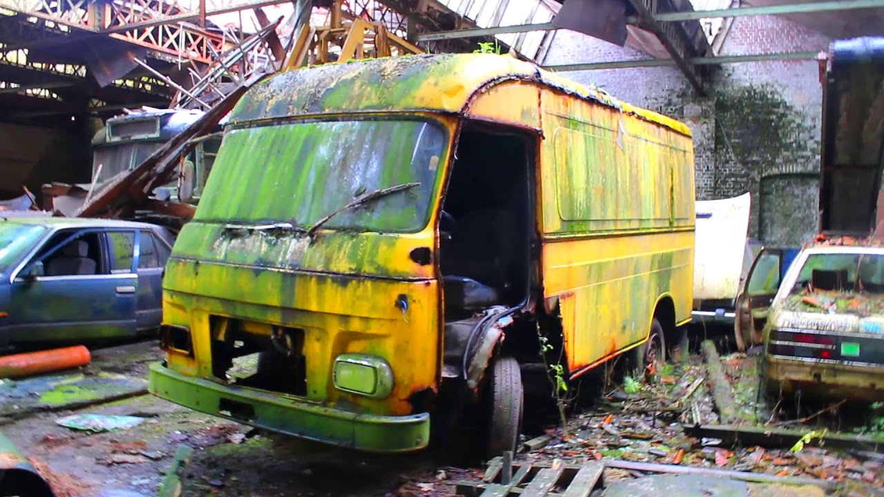 usine justice - abandoned buses and cars URBEX