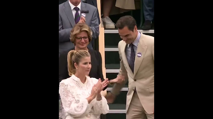 Roger Federer received a standing ovation as he made his entrance at Wimbledon 👏 #shorts