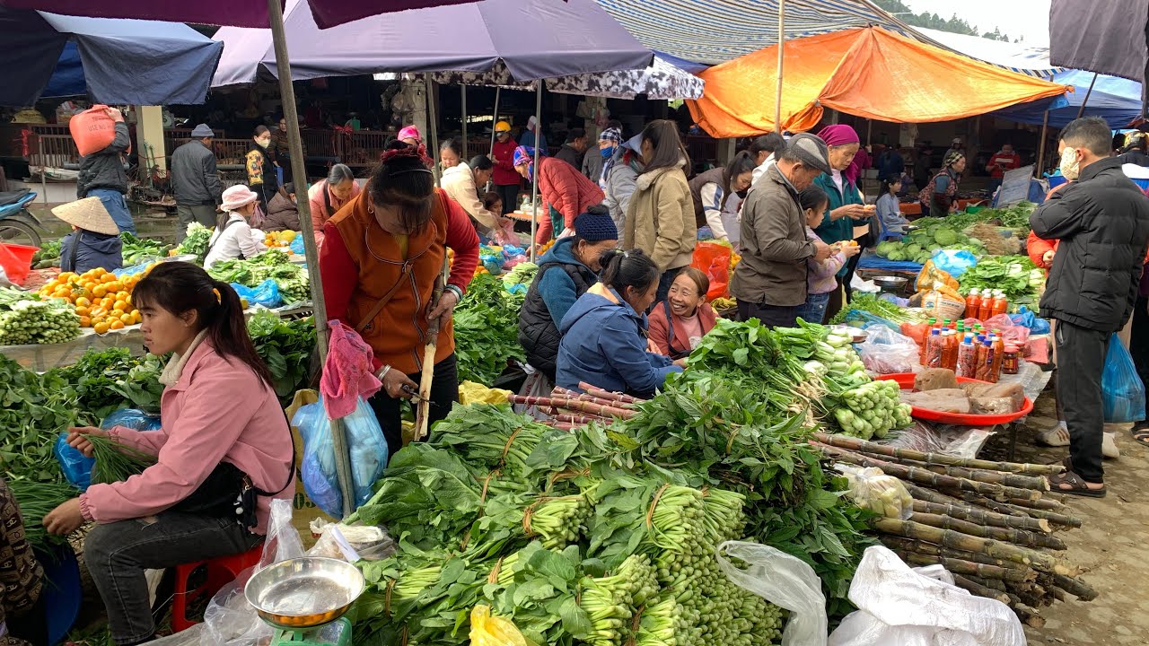 Vietnamese highland market, selling clean agricultural products.