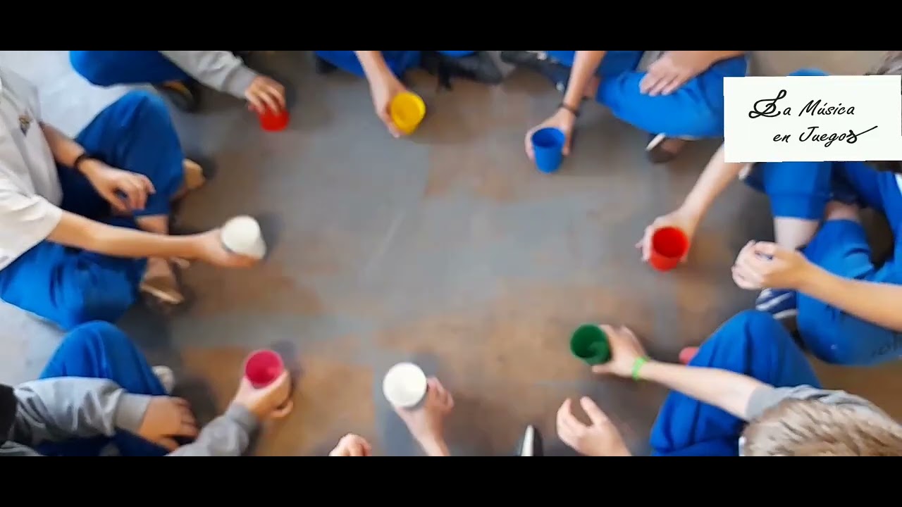 Percusión con vasos. Familia Addams. La Música en juegos. Mar Díaz.