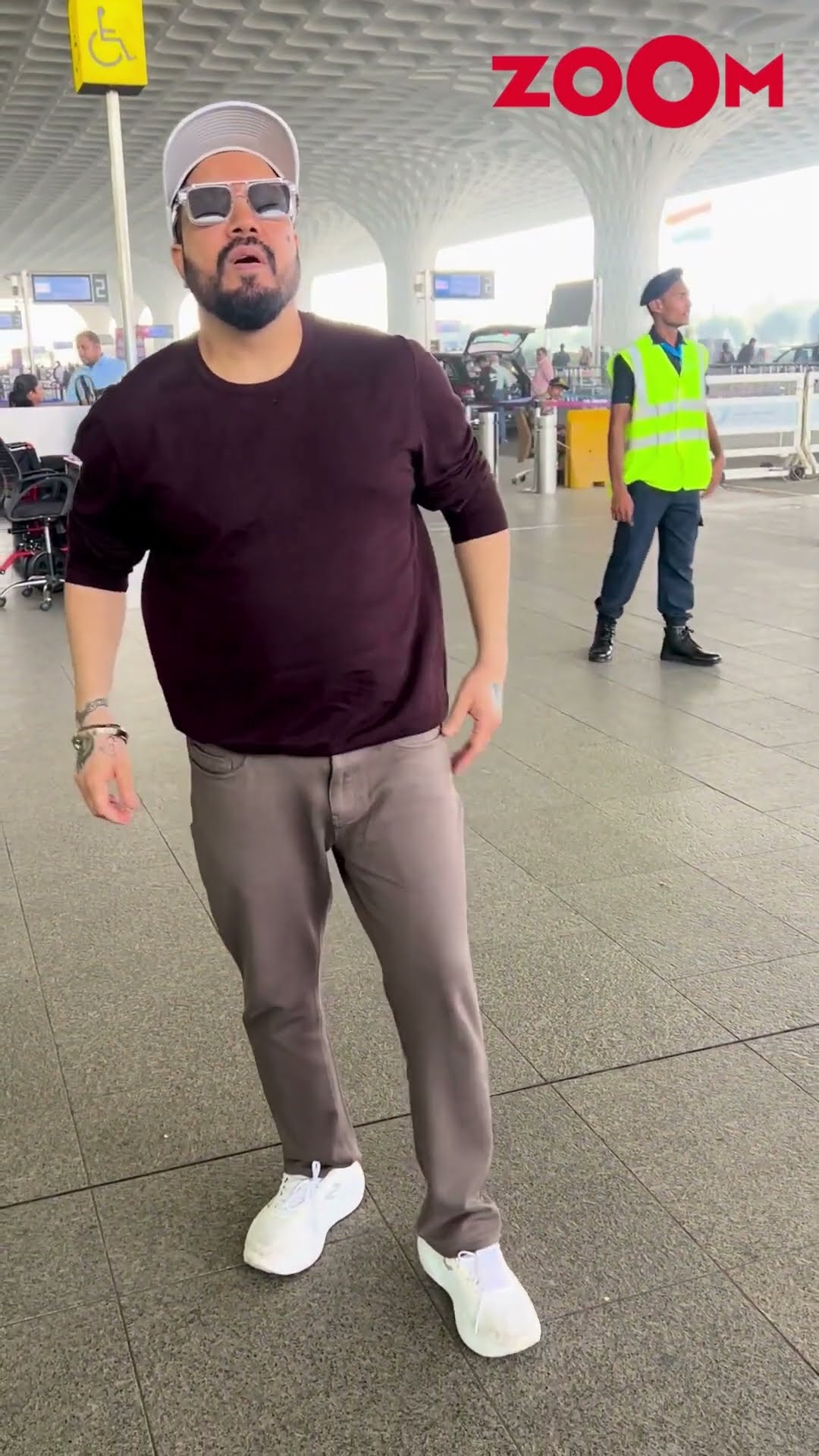 Mika Singh's FUN BANTER with the paps as spotted at Mumbai Airport #mikasingh #shorts