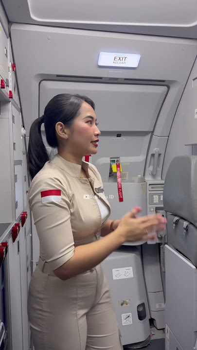 Tutup Pintu Pesawat Oleh Pramugari Super Air Jet Airbus A320-200