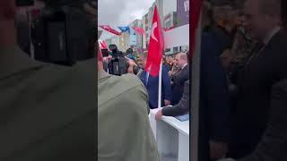 Esenler’de CHP standını ziyaret eden Sağlık Bakanı Fahrettin Koca’nın uzattığı el havada kaldı