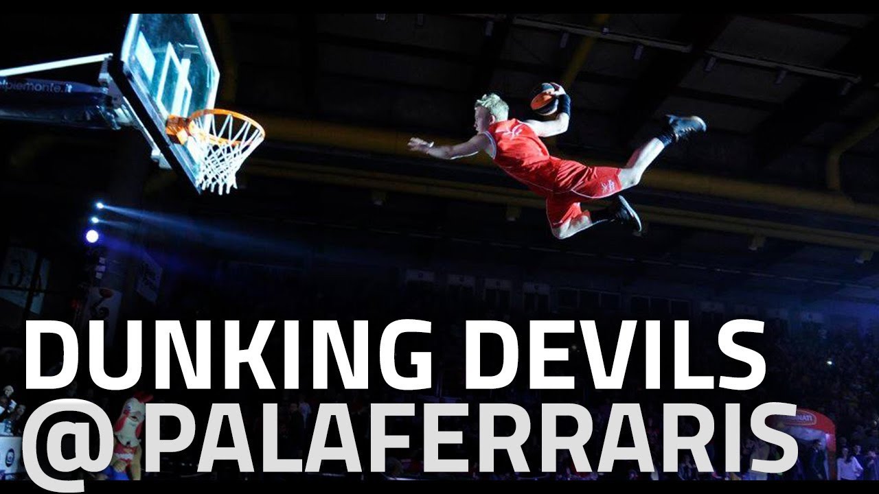 Lo show dei Dunking Devils al PalaFerraris! (23/12/2017) - YouTube