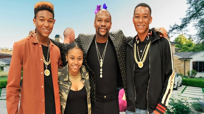 SUSUDIO — Boxing champ Floyd Mayweather with fam at the