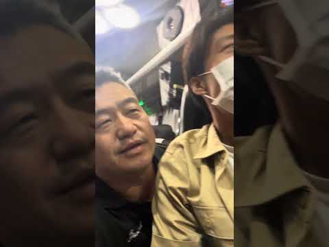 小伙子，把遊覽車當成自己的KTV