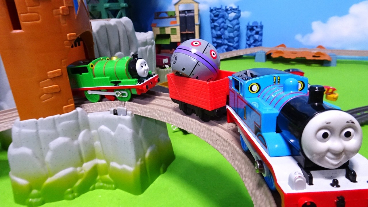 きかんしゃトーマスに、だだんだんのおもちゃを乗せて走るよ♪坂道や洞窟を落とさないでゴールできるかな？