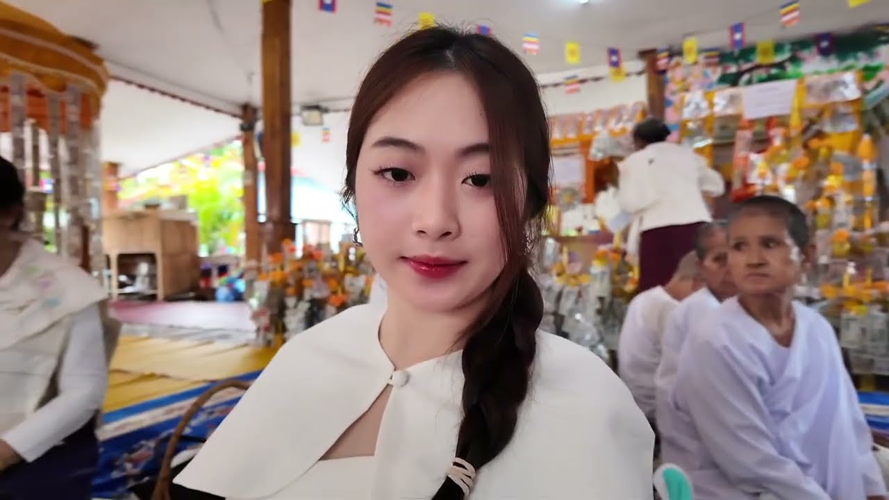 อริสา สาวน้อยเวียงจันทร์กับสาวเม้ยทำบุญที่ปากลาย แขวงไชยะบูรี🇱🇦 #สาวลาว  #อริสา 