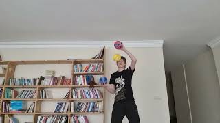 Жонглирование мини-баскетбольными мячами