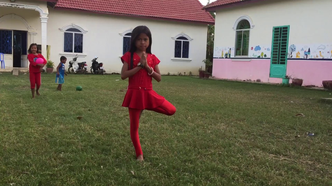 A little girl show yoga in front of the house YouTube