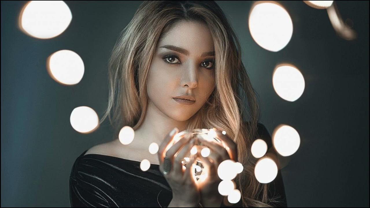 Emotions background. Счастливые люди на природе. Музыкальный абстракционизм. Пианино в лесу. Сюрреализм пианино.
