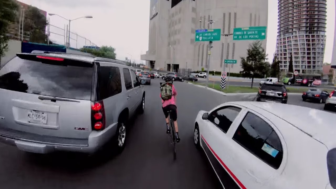 Racing Fixed Gear Bikes Through Mexico City's Streets