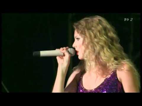taylor-swift---love-story-(live-at-summer-sonic-festival-2010)