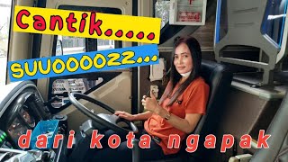 JULIA POHAN TERNYATA JAGO.... NYETIR BUS