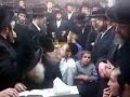 סקלענער רבי דאווענט אין ק י בית המדרש של הרבנית הצ ע ה איידער די ארוינים האבן דאס ל ע פארשפארט סקלענער רבי דאווענט אין ק י בית המדרש של הרבנית הצ ע ה איידער די ארוינים האבן דאס ל ע פארשפארט