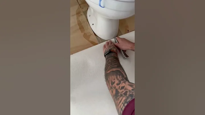HOW TO CUT VINYL FLOORING AROUND A TOILET #vinyl #flooring #homeimprovement #diy #shorts