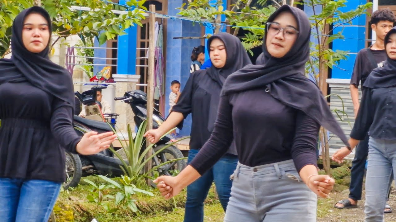 NGABUBURIT GEOL GEOL MAYORET CANTIK CANDU ASMARA SRIKANDI DI WRINGINJAJAR DEMAK