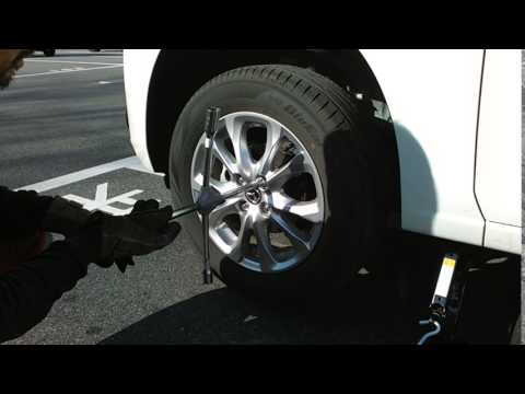 tire タイヤ交換。十字レンチだとこんなに簡単に回せる。