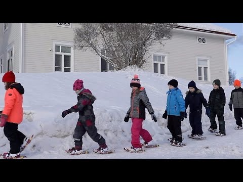 気候変動と闘う子どもたち、フィンランドの「ごみゼロ」の町 - YouTube