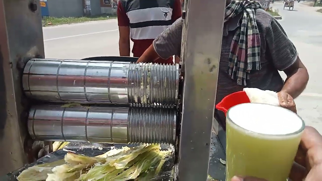 আখ থেকে মেশিনের মাধ্যমে রস বের করা হচ্ছে।akher rosh processing l