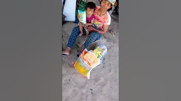 Tặng quà cho người có hoàn cảnh khó khăn