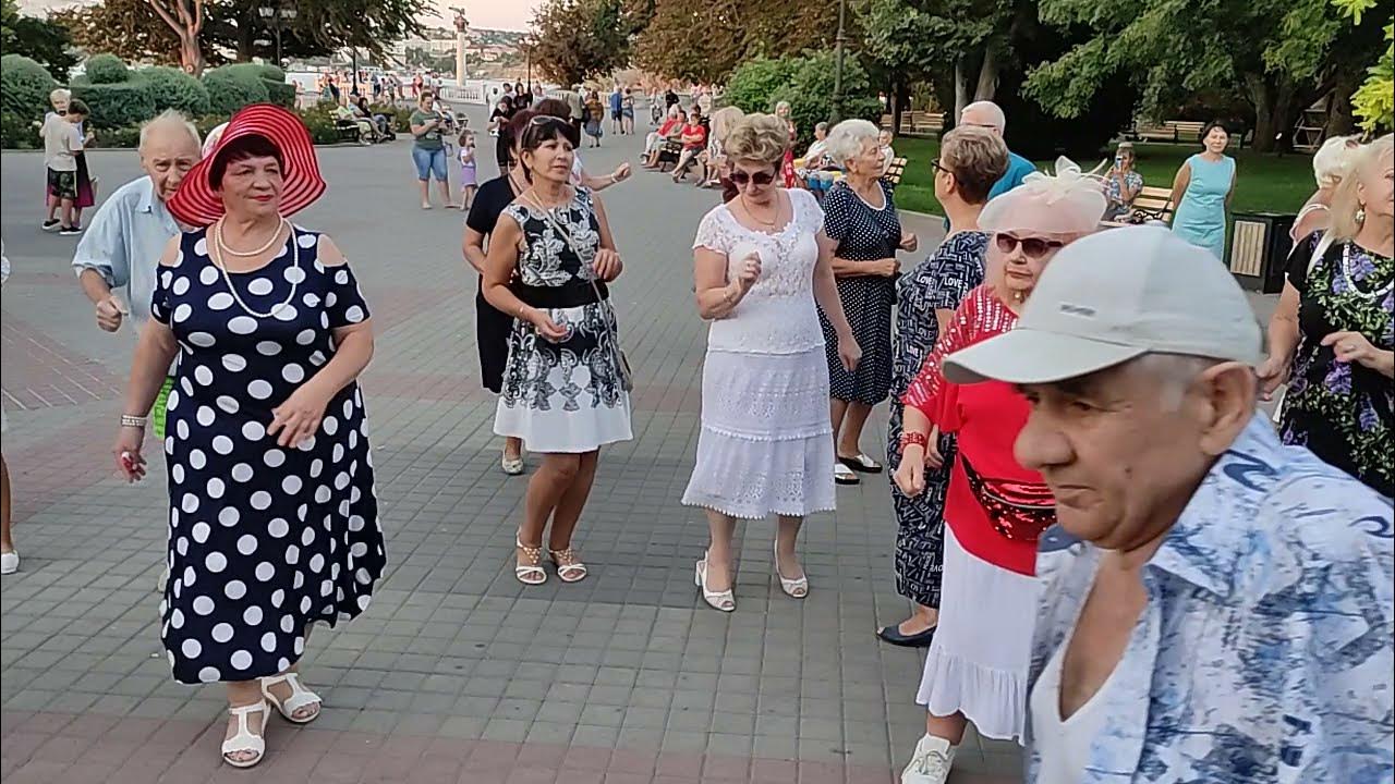 танцы на приморском в севастополе. приморский бульвар севастополь танцы. танцы на приморском бульваре севастополь. танцы в севастополе на приморском бульваре 2021. танцы на приморском севастополь.