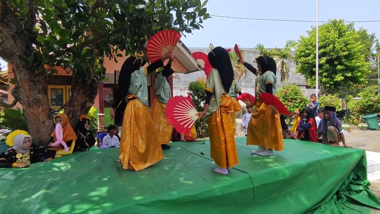 Tari Doro Sangiang persembahan dari kakak kakak kelas VI A pada moment Hari Guru di SDN 03 Dompu