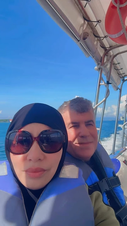 Ustazah Asni Mansur bersama Suami dekat Mana tu...