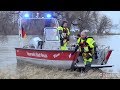 [RETTUNG AUS DEM RHEIN-HOCHWASSER] - Männer &amp; Hunde vom Wasser eingeschlossen ~ Rettung mit Boot -