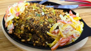 Lachsfilet mit Pinienkern-Parmesan-Kruste und Paprikagemüse