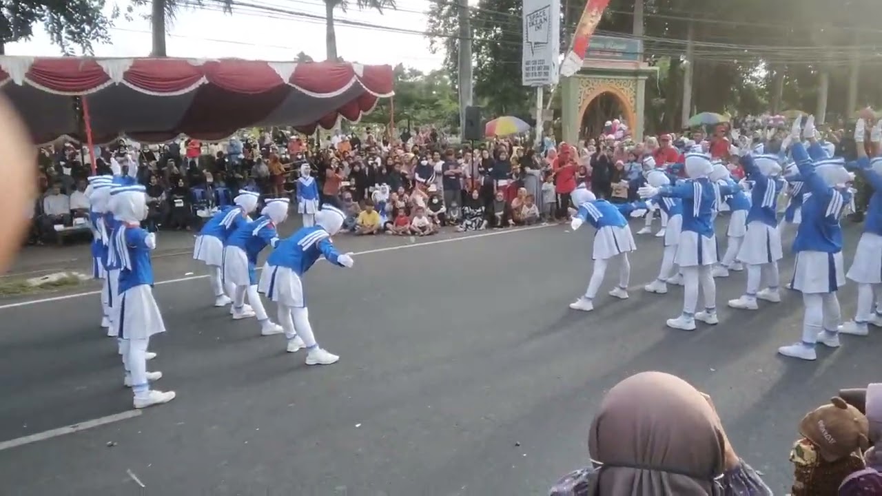 giliran SDN 2 SIKUR menampilkan GERAK JALAN INDAH penonton langsung heboh #hutri77 #lotim #ntb