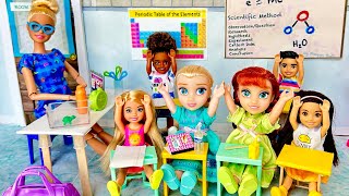 New class pet ! Elsa \& Anna toddlers - school - Barbie - teacher