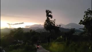 Indahnya Pemandangan Sore Hari Menjelang Malam Di Bukit Berbunga