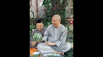 PHÓNG SỰ  : VIỆN CHUYÊN TU GÓI BÁNH TẾT