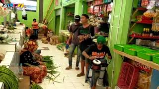 Apakah Itu Cinta Pengamen Dor To Dor Lagi Ngamen Di Pasar Sumber Kolak Situbondo