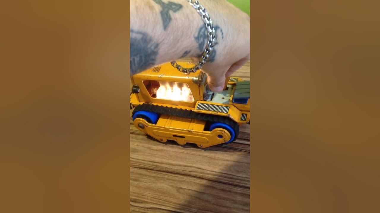 Игрушечный трактор гусеничный ГДР